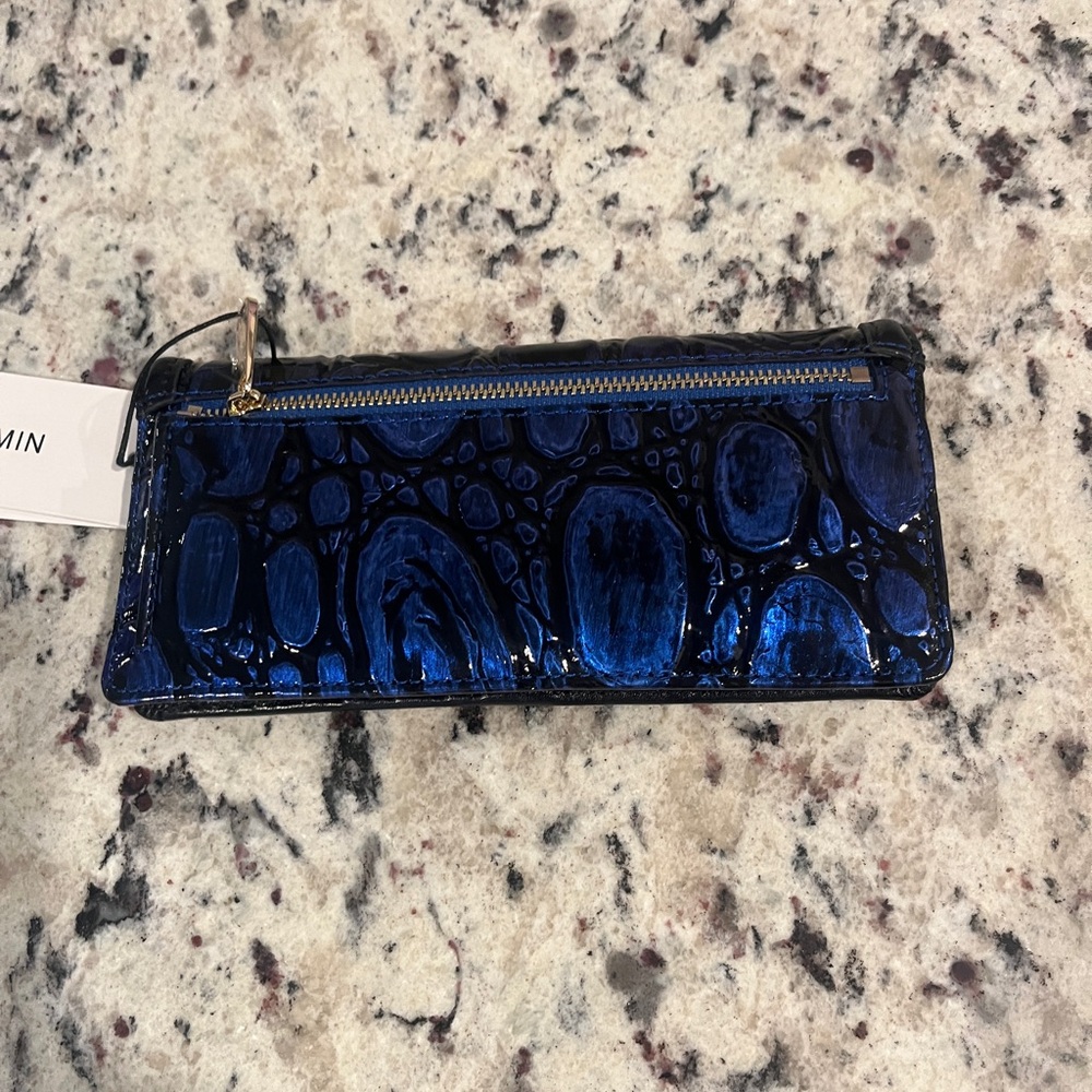 I’m selling my brand new Brahmin wallet, the pictures does not do it any justice